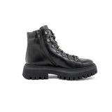 Stivaletto biker in pelle nera, zip laterale e suola carrarmato in gomma.