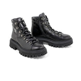 Stivaletto biker in pelle nera, zip laterale e suola carrarmato in gomma.